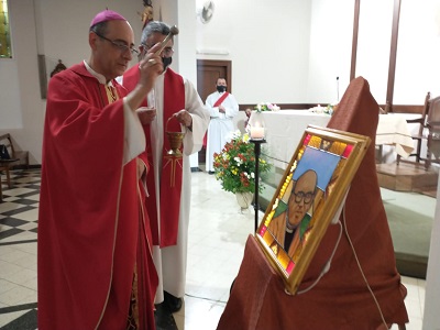 Mons. Fernández bendijo un vitral del beato Angelelli