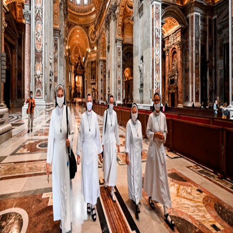 Vuelven los fieles y los turistas a la Basílica de San Pedro respetando medidas de seguridad