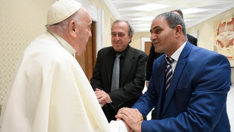 El Papa honra a dos padres que trabajan por la paz en Medio Oriente