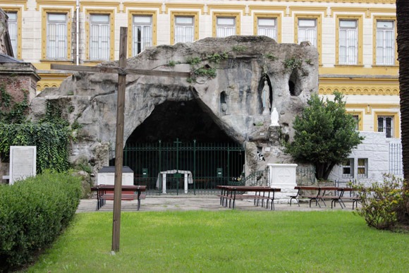 Fiesta de Nuestra Señora de Lourdes en la primera gruta edificada en el país