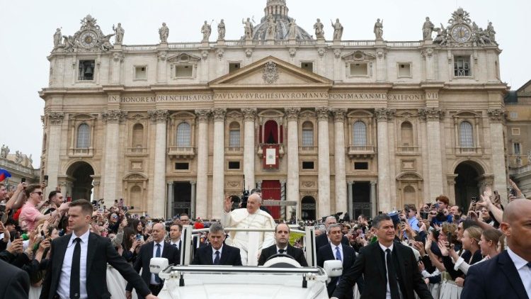 'Levantemos nuestra mirada a Jesús', el pedido del Papa en la misa pascual