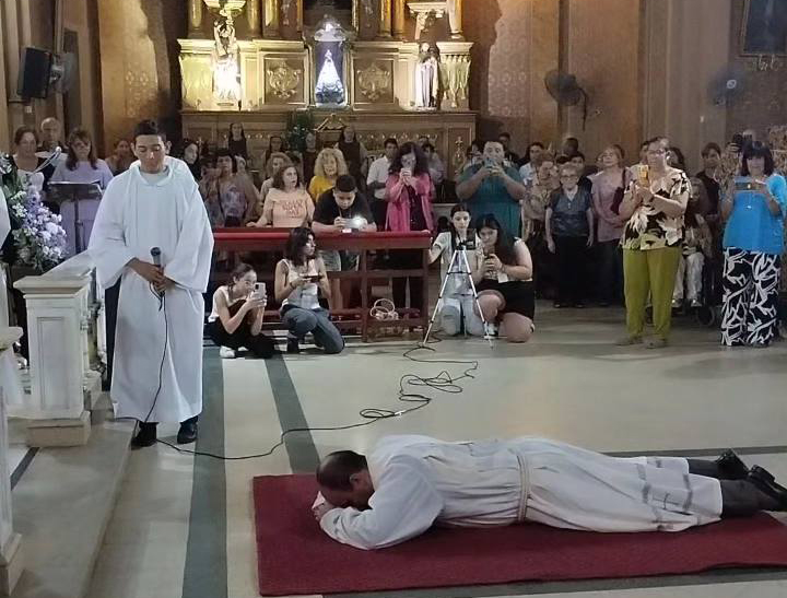 Mons. Bokalic ordenó a un nuevo sacerdote
