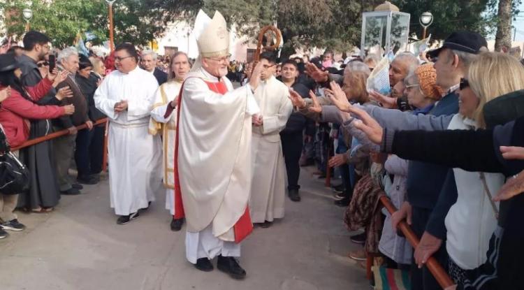 Mons. Bokalic presidió la fiesta del Señor de los Milagros de Mailin Mons. Bokalic presidió la fiesta del Señor de los Milagros de Mailin