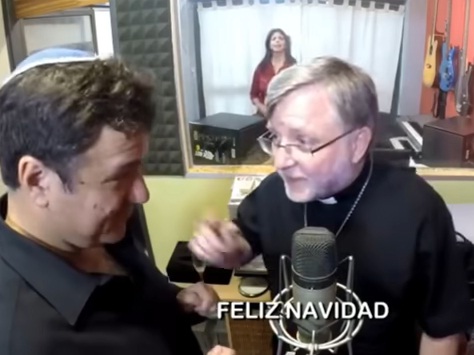 Un obispo y un rabino recopilan canciones de Navidad y Janucá