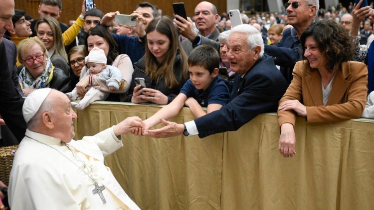 El Papa, a ancianos y nietos: 'El amor entre generaciones transforma la sociedad'