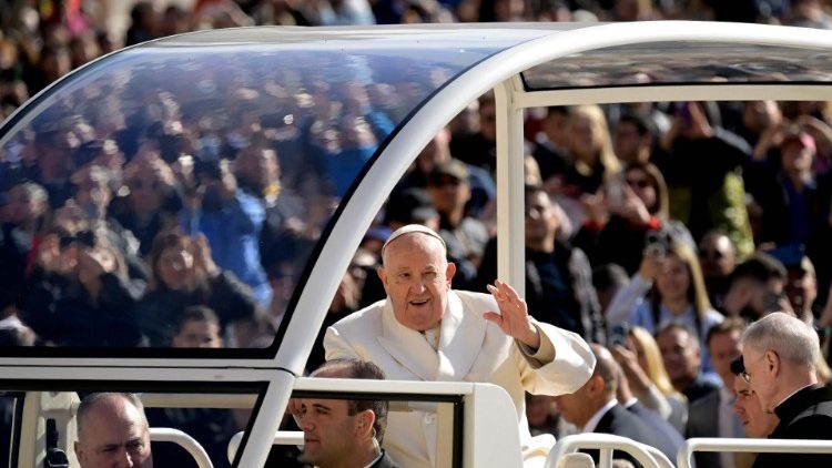 El Papa: 'Vivir la fe, la esperanza y la caridad para merecer la vida eterna'