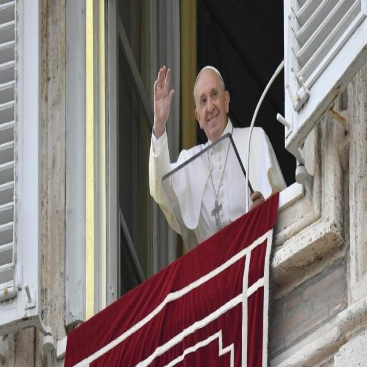 Ángelus: El Papa recordó que la santidad consiste en "pertenecer a Dios"