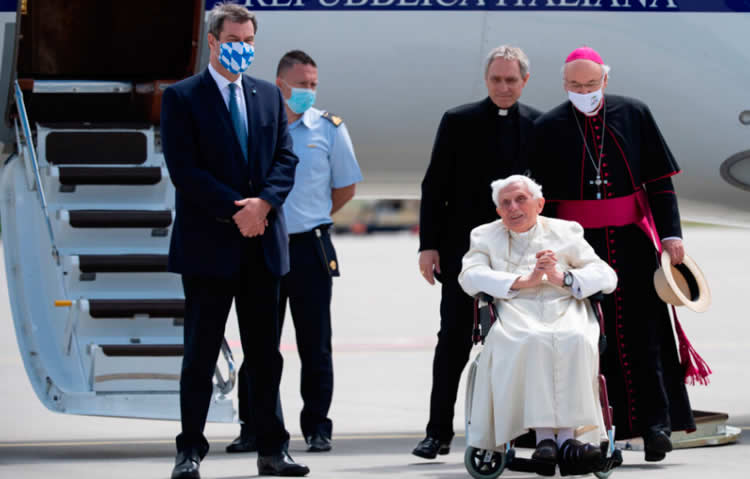 Benedicto XVI regresa a Roma después de su visita privada a Ratisbona Benedicto XVI regresa a Roma después de su visita privada a Ratisbona
