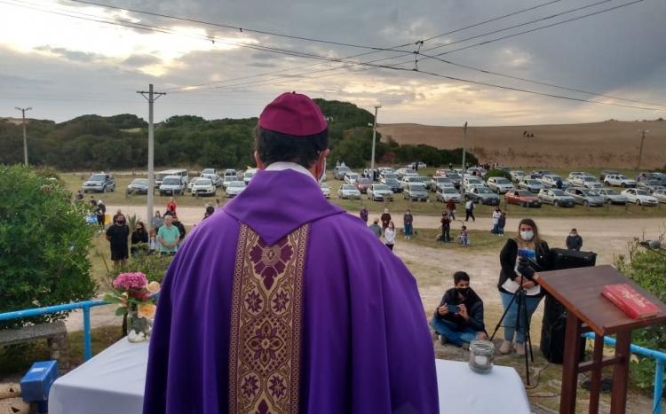 Caravana de automóviles en la tradicional Marcha de la Fe