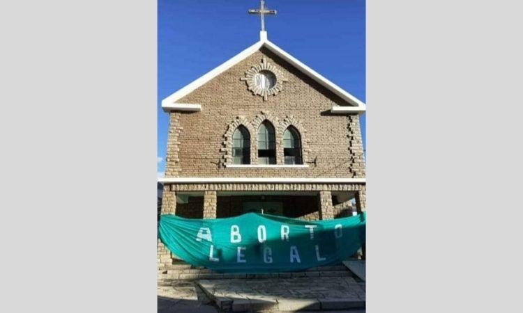 Colgaron una bandera a favor del aborto en la parroquia de Chos Malal Colgaron una bandera a favor del aborto en la parroquia de Chos Malal