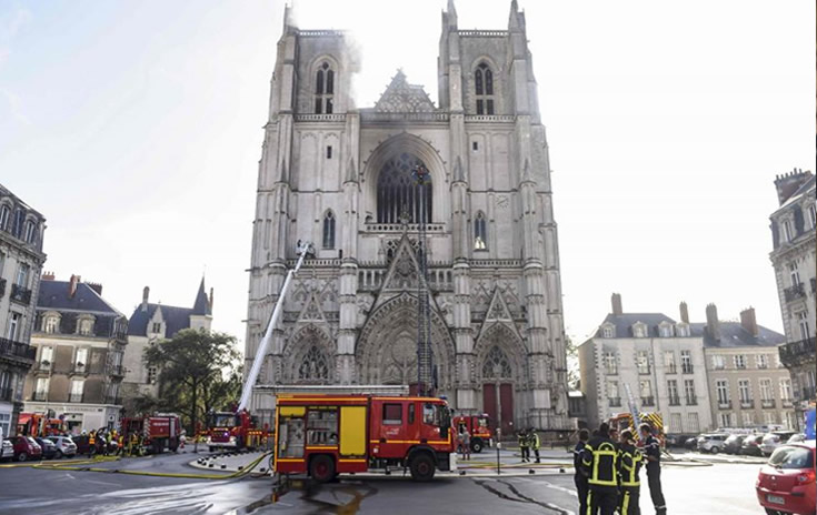 Controlan incendio en la Catedral de Nantes y abren investigación por "fuego provocado"