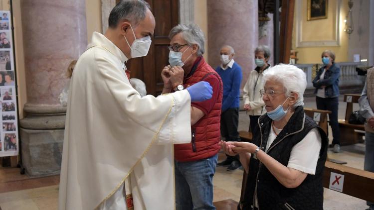 Covid: Los sacerdotes podrán celebrar hasta cuatro misas en Navidad Covid: Los sacerdotes podrán celebrar hasta cuatro misas en Navidad