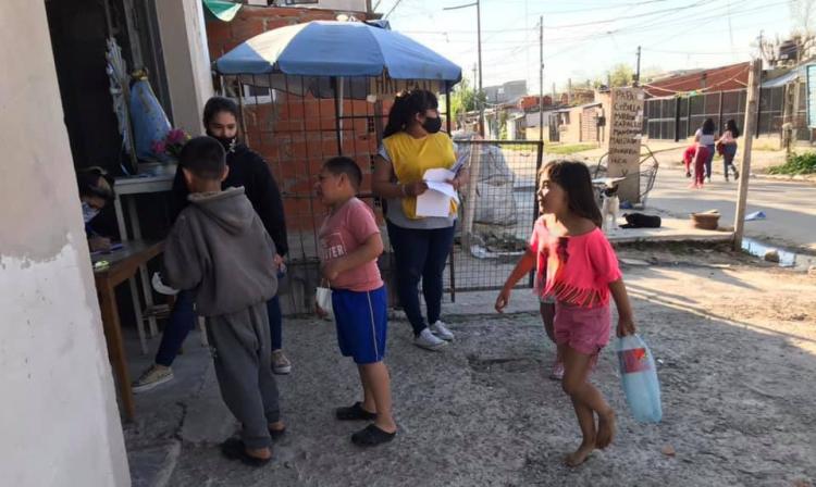 Curas villeros piden reabrir clubes y escuelas de barrios populares