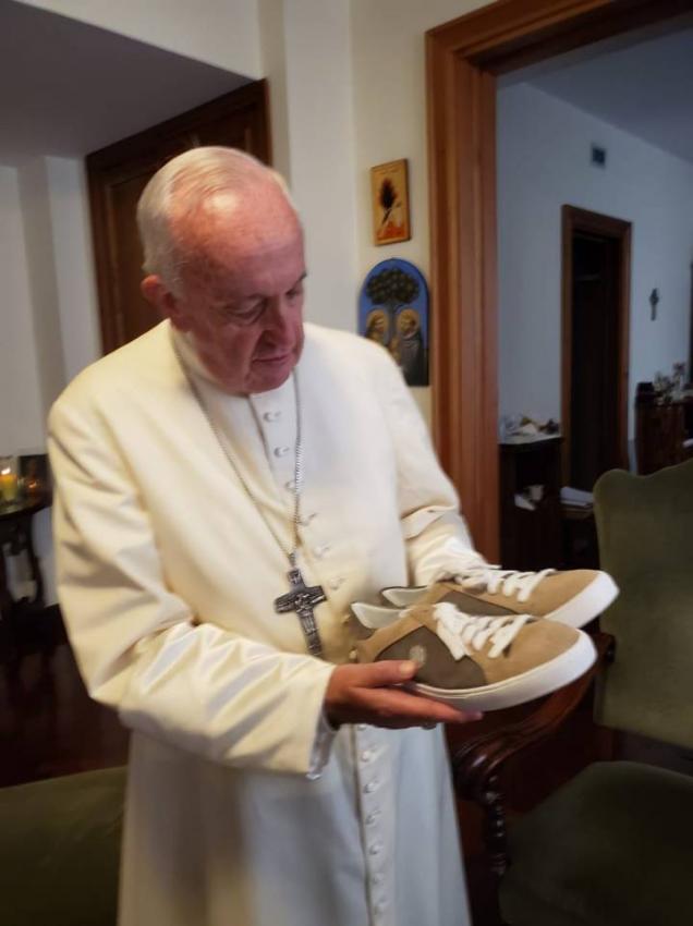 De Puerta de Hierro al Vaticano, las zapatillas que el Papa considera "un gesto y un símbolo"