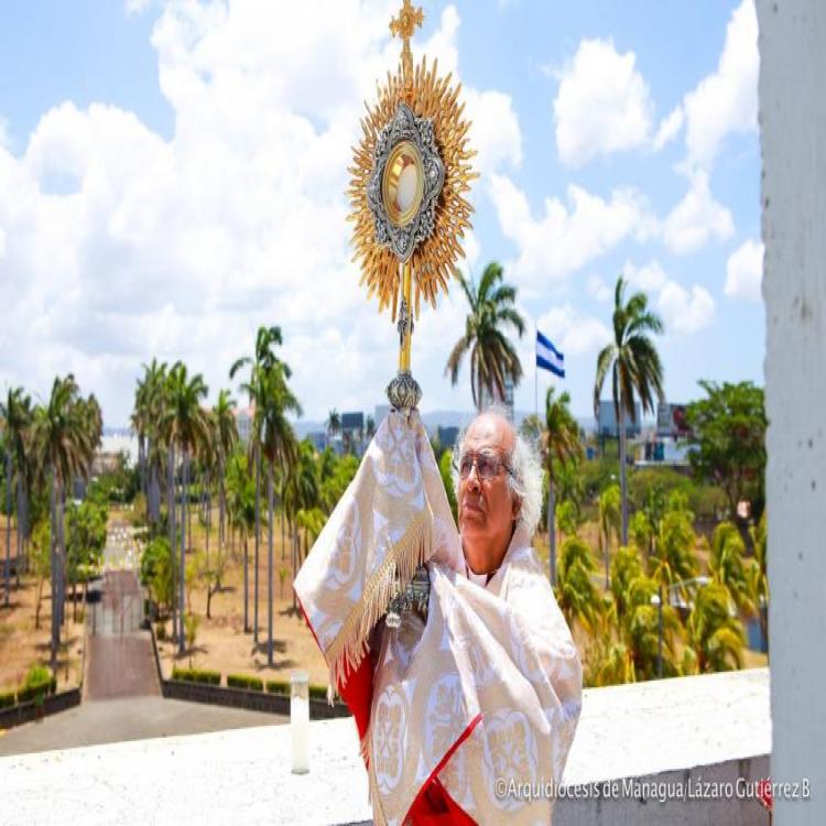 El Card Brenes bendijo a Nicaragua desde la cúpula de la catedral
