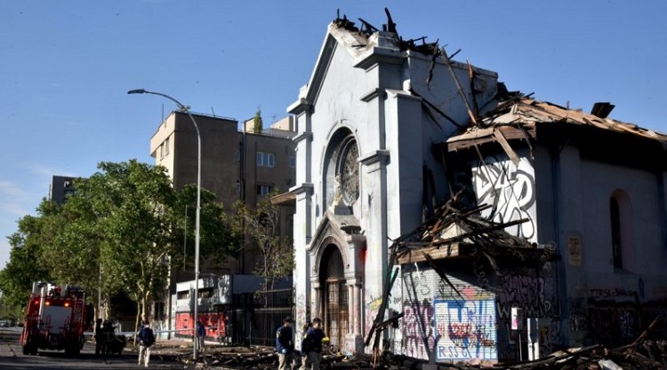 El Celam condenó los actos violentos contra las iglesias en Chile