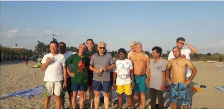 El limosnero del Papa lleva a la playa y a comer pizza a personas sin hogar El limosnero del Papa lleva a la playa y a comer pizza a personas sin hogar