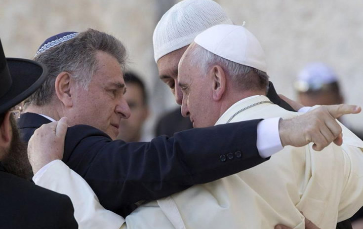 El mensaje de paz implícito en el "abrazo de las tres religiones" El mensaje de paz implícito en el "abrazo de las tres religiones"