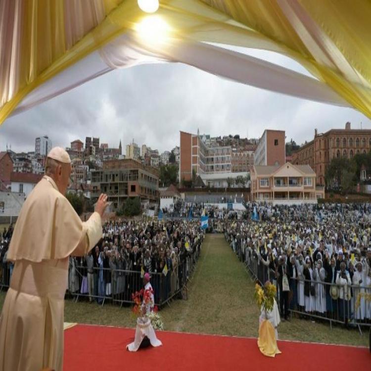 El Papa a los consagrados: Sean hombres y mujeres de alabanza El Papa a los consagrados: Sean hombres y mujeres de alabanza