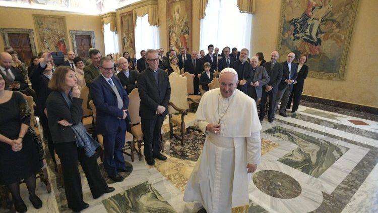 El Papa a revista jesuita: escuchar, dialogar y nunca cubrir la realidad