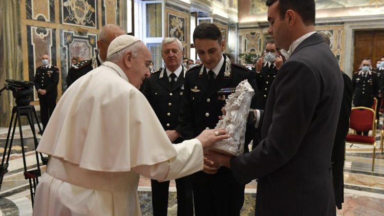 El Papa agradece a los carabineros su servicio vigilante hacia los más vulnerables El Papa agradece a los carabineros su servicio vigilante hacia los más vulnerables