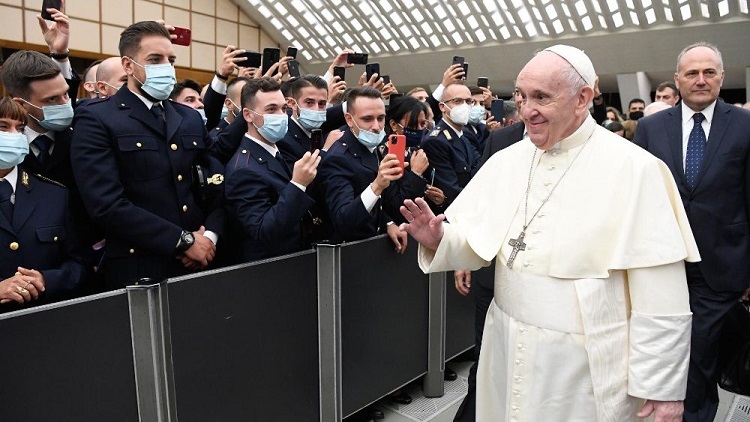 El Papa agradece a policías y gendarmes su servicio en el Vaticano El Papa agradece a policías y gendarmes su servicio en el Vaticano