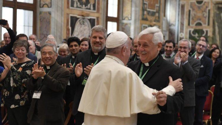 El Papa animó a los jesuitas a anunciar la fe y promover la justicia