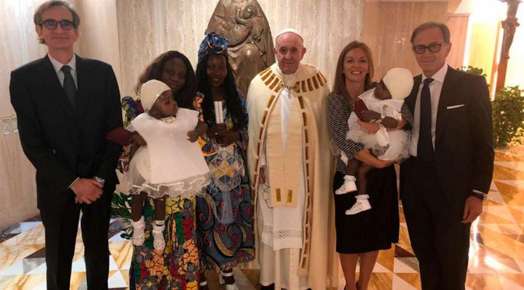 El Papa bautizó a las siamesas separadas en hospital del Vaticano