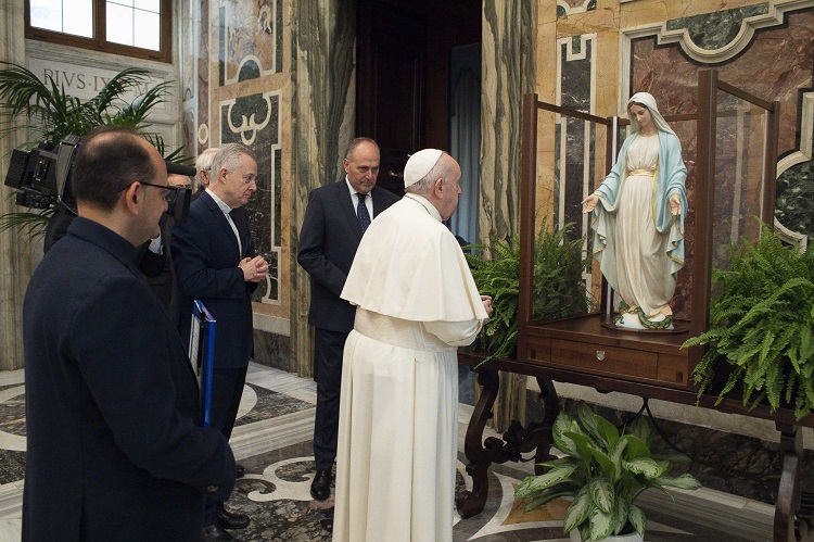 El Papa bendijo imagen de la Medalla Milagrosa que recorrerá Italia
