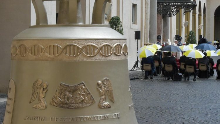 El Papa bendijo la campana de Polonia, símbolo del derecho a la vida de los niños por nacer El Papa bendijo la campana de Polonia, símbolo del derecho a la vida de los niños por nacer