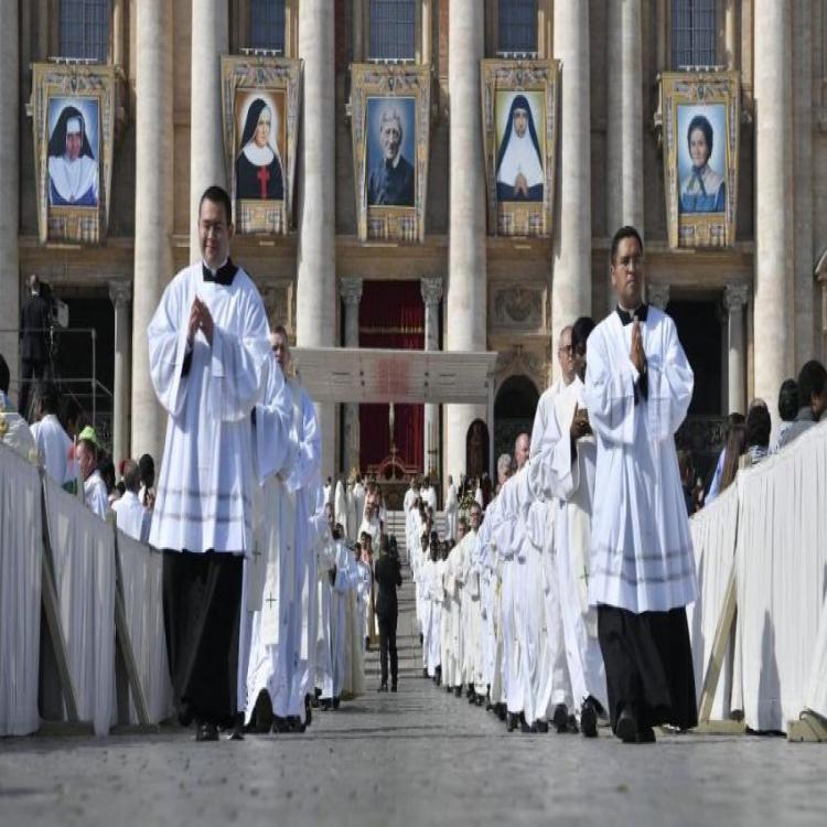 El Papa canonizó a cinco santos: "Luces suaves en la oscuridad del mundo"