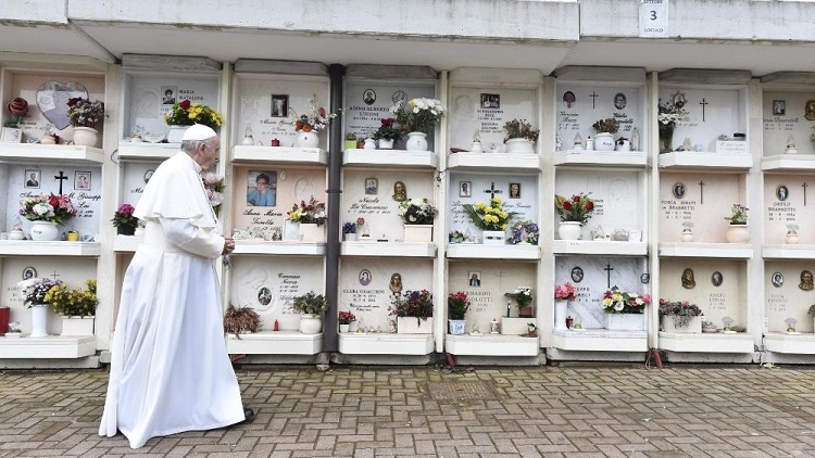 El Papa conmemorará a los fieles difuntos con una misa sin fieles El Papa conmemorará a los fieles difuntos con una misa sin fieles