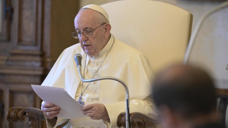 El Papa: El rezo de María es ejemplo de oración confiada y humilde El Papa: El rezo de María es ejemplo de oración confiada y humilde