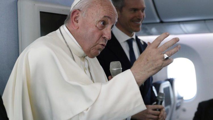 El Papa en vuelo: Hiroshima fue una verdadera catequesis humana sobre la crueldad El Papa en vuelo: Hiroshima fue una verdadera catequesis humana sobre la crueldad