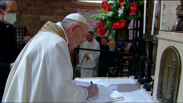 El papa Francisco firmó la encíclica "Fratelli tutti" El papa Francisco firmó la encíclica "Fratelli tutti"