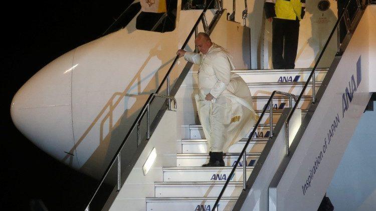 El papa Francisco llegó hoy al Japón para su visita de tres días