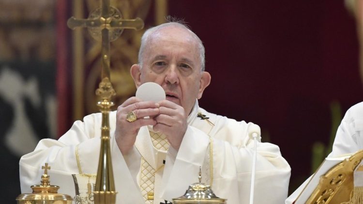 El Papa: La Eucaristía sana nuestra memoria y crea cadenas de solidaridad El Papa: La Eucaristía sana nuestra memoria y crea cadenas de solidaridad