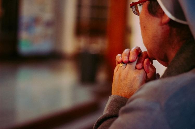 El Papa pide a los religiosos que eviten la mundanidad que nos aleja de Dios El Papa pide a los religiosos que eviten la mundanidad que nos aleja de Dios