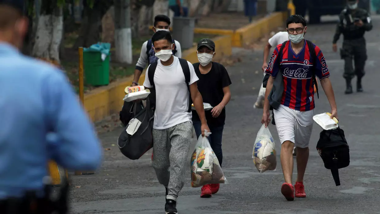 El Papa pide hacerse eco del drama de migrantes y refugiados en la pandemia