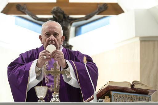 El Papa: Recemos por los que mueren solos a causa del coronavirus, y por los familiares