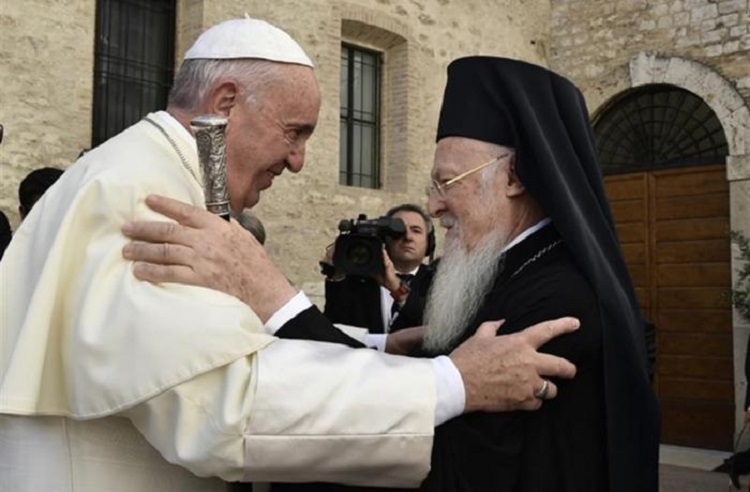El Papa saluda al patriarca Bartolomé en la fiesta de San Andrés