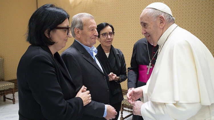 El Papa se encuentra con la familia del sacerdote italiano asesinado en Como