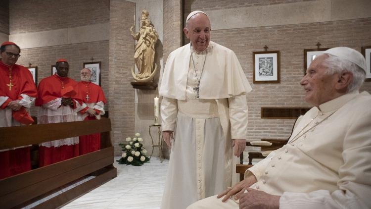 El Papa y los nuevos cardenales visitan a Benedicto XVI