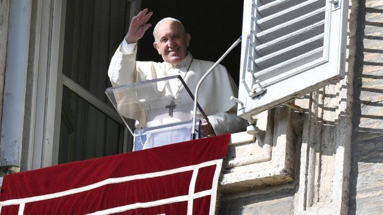 El Papa y los santos: "Ellos son el reflejo de la presencia de Dios"