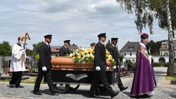 El último adiós a monseñor Georg Ratzinger El último adiós a monseñor Georg Ratzinger