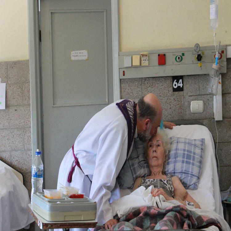 En el día de la Cruz Roja Argentina, Mons. Martínez Perea saludó al personal de salud