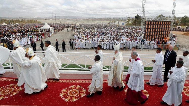 En multitudinaria misa en Mozambique, el Papa alienta el "espíritu de hermandad" En multitudinaria misa en Mozambique, el Papa alienta el "espíritu de hermandad"