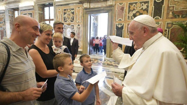 "Estar" con Cristo y "estar" con los hermanos en dificultad, la clave que indicó el Papa