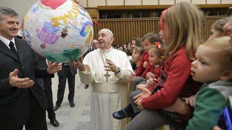 Francisco a los empleados vaticanos: Jesús es la sonrisa de Dios Francisco a los empleados vaticanos: Jesús es la sonrisa de Dios