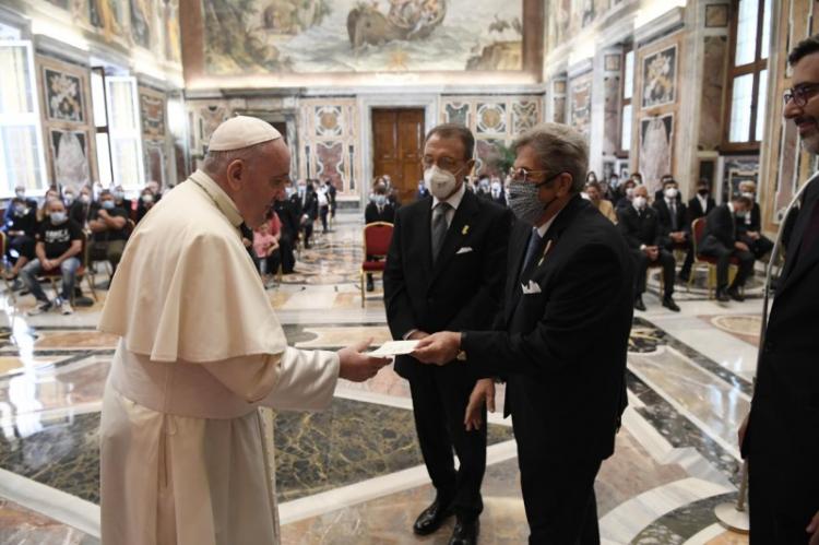 Francisco: Corazón abierto y manos creativas para curar las heridas de la sociedad Francisco: Corazón abierto y manos creativas para curar las heridas de la sociedad